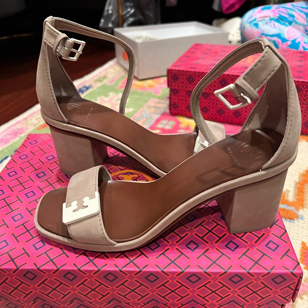 NWT Tory Burch Gavrielle Sandal color Fumo Size 7